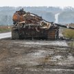 Zniszczony rosyjski czołg w pobliżu miasta Izium w obwodzie charkowskim