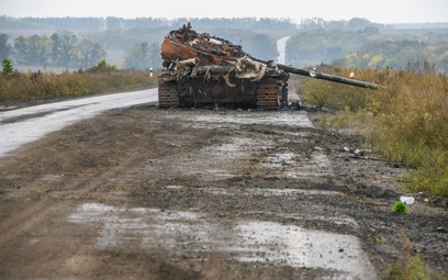 Zniszczony rosyjski czołg w pobliżu miasta Izium w obwodzie charkowskim