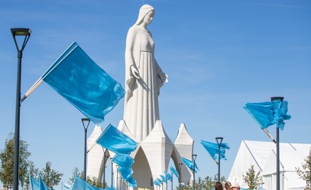 Uroczystość poświęcenia Monumentu Matki Bożej Miłosiernej w miejscowości Konotopie w Święto Wniebowz