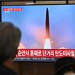 Na dworcu w Seulu ludzie oglądają archiwalne nagranie północnokoreańskiej próby rakietowej (fot. ilu