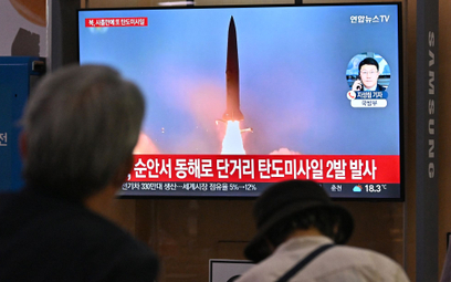Na dworcu w Seulu ludzie oglądają archiwalne nagranie północnokoreańskiej próby rakietowej (fot. ilu