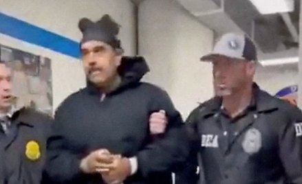 Skuty kajdankami Nicolás Maduro prowadzony korytarzem amerykańskiej Agencji ds. Zwalczania Narkotykó
