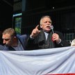 Adam Borowski podczas protestu przed wejściem do Prokuratury Krajowej w Warszawie. Obok niego Robert
