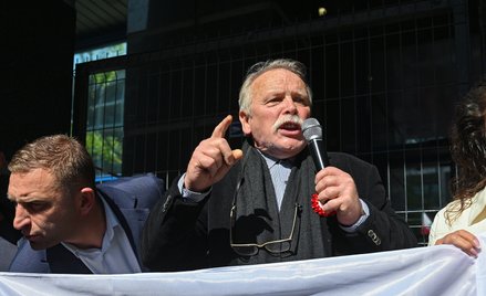 Adam Borowski podczas protestu przed wejściem do Prokuratury Krajowej w Warszawie. Obok niego Robert