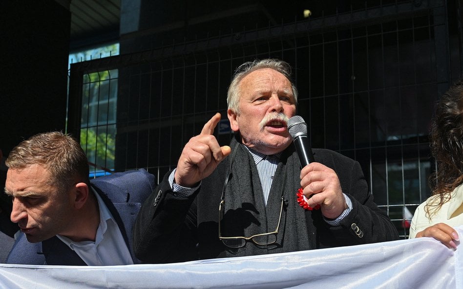 Adam Borowski podczas protestu przed wejściem do Prokuratury Krajowej w Warszawie. Obok niego Robert