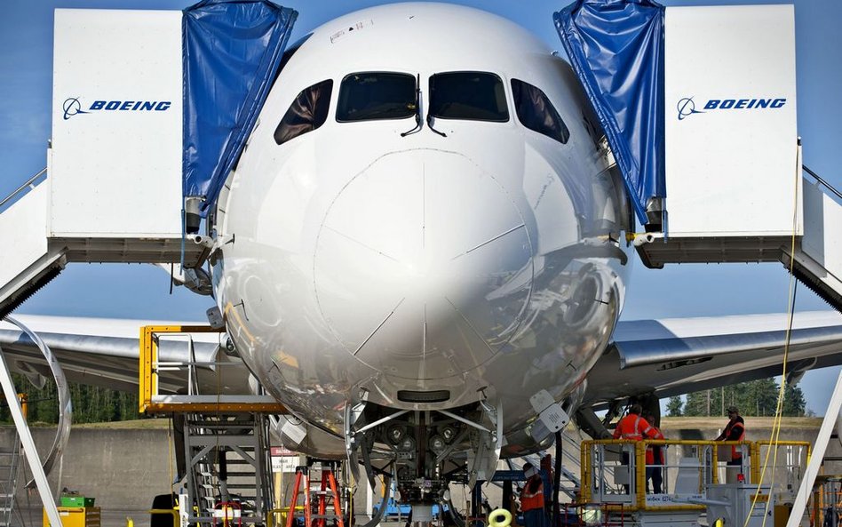 Boeing traci, ogranicza duże samoloty, żegna się z B747