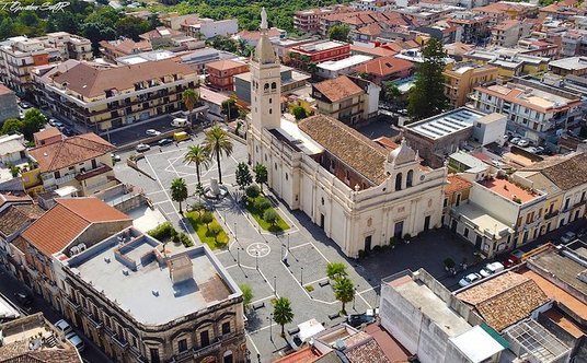 Plac przed katedrą w Fiumefreddo di Sicilia.