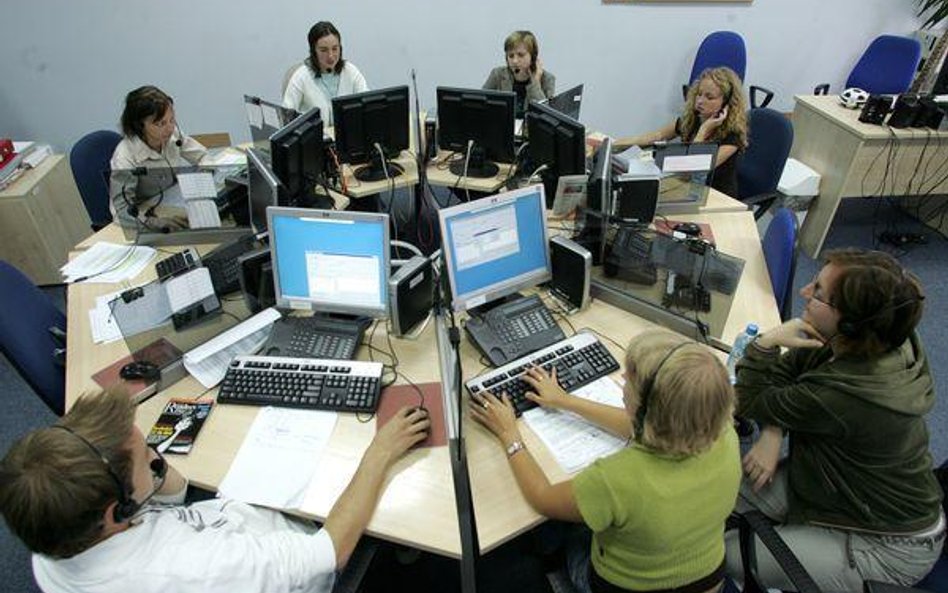 Coraz częściej się zdarza, że ludzie pracujący w biurze czy zakładzie jakiejś firmy nie są formalnie