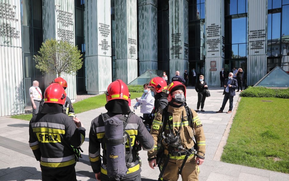 Pracownicy Sądu Najwyższego zostali ewakuowani w związku z alarmem bombowym.