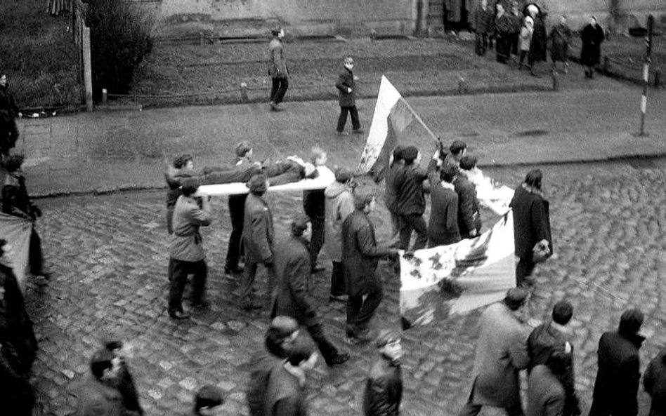 Demonstranci niosą ciało 18-letniego Zbigniewa Godlewskiego – robotnika z Elbląga, który dopiero od 