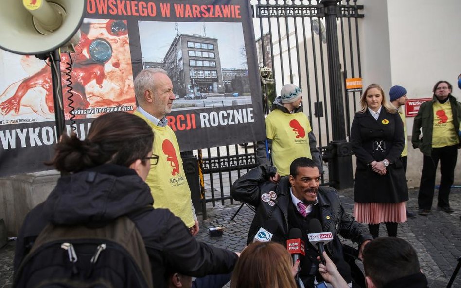 Czarnoskóry i poruszający się na wózku aktywista pro-life wprowadza feministki w osłupienie.