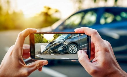 Kierowcy mogą w aplikacji sporządzić wspólne oświadczenie o kolizji, uzupełnić je o zrobione na miej