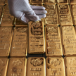Do czwartku cena złota zwyżkowała o 3,4 proc., śrubując po raz kolejny historyczny rekord, który od 