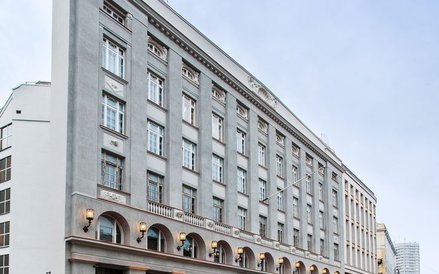 Współczesna elewacja Domu Towarowego Braci Jabłkowskich.