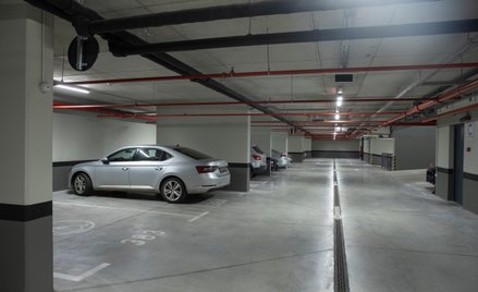 Usługa parkingowa to coś innego niż wynajem miejsca postojowego - stwierdziło Ministerstwo Finansów.