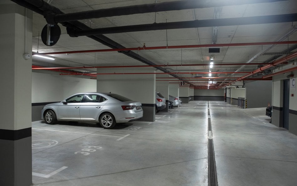 Usługa parkingowa to coś innego niż wynajem miejsca postojowego - stwierdziło Ministerstwo Finansów.