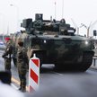 Pływający bojowy wóz piechoty Borsuk na defiladzie z okazji Święta Wojska Polskiego 15 sierpnia 2024