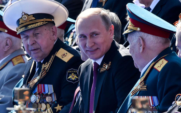 Dla Władimira Putina bolszewicy do spółki z ich przeciwnikami spod flagi carskiej Rosji ucieleśniają