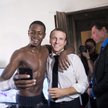 Prezydent Emmanuel Macron podczas swojej wizyty na wyspie Saint-Martin dał się sfotografować z rozeb