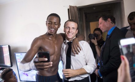 Prezydent Emmanuel Macron podczas swojej wizyty na wyspie Saint-Martin dał się sfotografować z rozeb