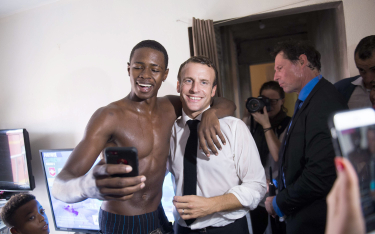 Prezydent Emmanuel Macron podczas swojej wizyty na wyspie Saint-Martin dał się sfotografować z rozeb