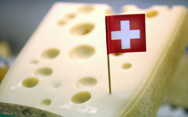 Szwajcarski ementaler ma poważne kłopoty. Spada produkcja