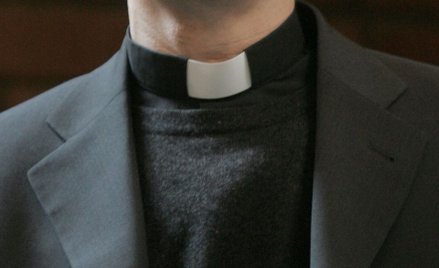Księża z ministrantami spalili książki przed kościołem. "Bez Bożego Ducha trudno to pojąć"
