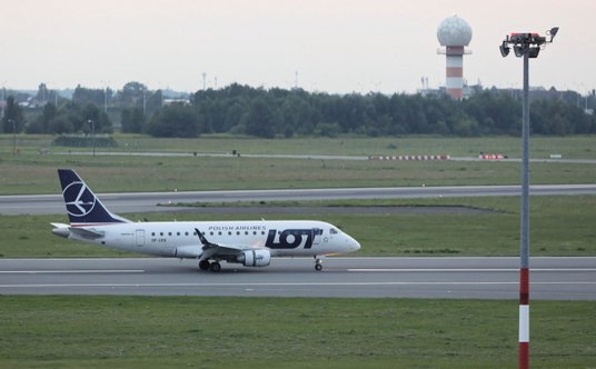 Samolot z białoruską sprinterką Krysciną Cimanouską na pokładzie wylądował na lotnisku w Warszawie