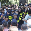 Policja, starająca się zablokować tłum przeciwników Parady Równości w Tbilisi, 5 lipca 2021