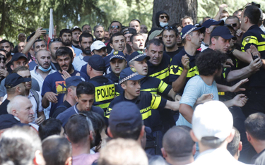 Policja, starająca się zablokować tłum przeciwników Parady Równości w Tbilisi, 5 lipca 2021