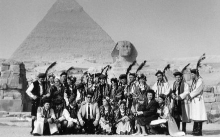 Zespół pieśni i tańca założony przy spółdzielni Kamionka w Łysej Gorze podczas tournee, Egipt, lata 