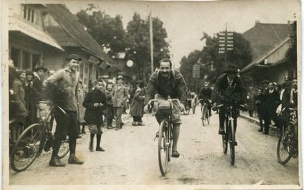 Wjazd Augusta Zamoyskiego do Zakopanego, wieńczący 21-dniowy rajd rowerowy z Paryża, 28.08.1925, arc