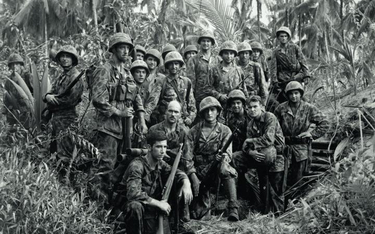 Grupa zwiadowców z amerykańskiej 1. Dywizji Piechoty Morskiej na Guadalcanalu, sierpień 1942 r.