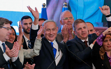 Beniamin Netanjahu cieszy się z wyborczego zwycięstwa wraz z liderami i zwolennikami partii Likud