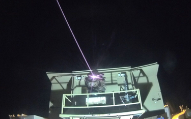 Efektowne zdjęcie systemu Iron Beam podczas pracy (normalnie wiązka lasera nie jest widoczna gołym o