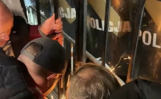 Uszkodzenie zabezpieczenia na furtce w ogrodzeniu wokół TK