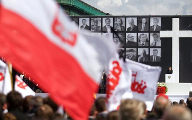 17 kwietnia 2010 r. Msza w intencji ofiar katastrofy smoleńskiej na pl. Piłsudskiego w stolicy. We w