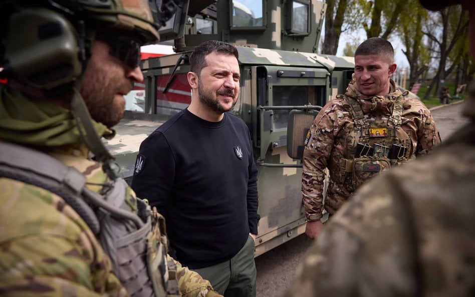 Wołodymyr Zełenski wśród rosyjskich żołnierzy