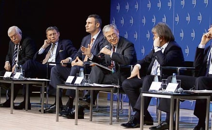 W debacie udział wzięli: b. prezydent Lech Wałęsa, b. wicepremier Leszek Balcerowicz, mer Kijowa Wit