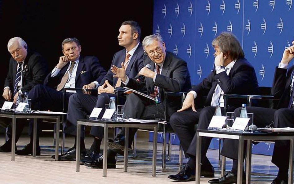 W debacie udział wzięli: b. prezydent Lech Wałęsa, b. wicepremier Leszek Balcerowicz, mer Kijowa Wit