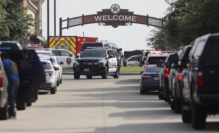 Pojazdy ratunkowe ustawiają się przy wejściu do Allen Premium Outlets, gdzie doszło do strzelaniny