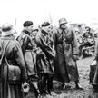 Dowódca 10. Brygady Kawalerii (Zmot.) płk Maczek, szef sztabu mjr Skibiński i żołnierze przed przejś