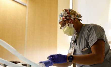 USA: Doustna pigułka przeciw COVID-19 zatwierdzona do stosowania w domu