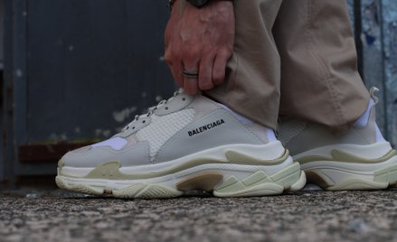 W ubraniach Balenciagi Kanye West promował swoją najnowszą płytę, „Donda”.