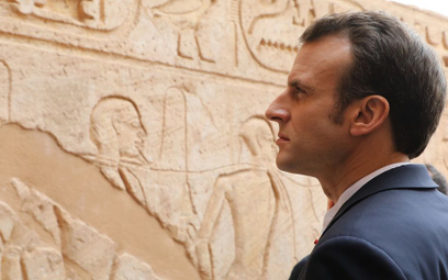 Macron ryzykuje nową falę krytyki. Wybrał się do Egiptu