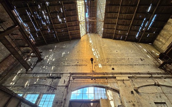 Do naszych czasów z zabudowań fabrycznych zachowały się jednynie dwie hale i uszkodzony komin