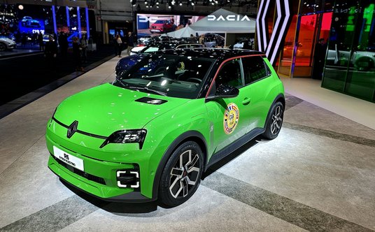 Oczywiście na stoisku Francuzów nie mogło również zabraknąć elektrycznego Renault 5, który otrzymał 