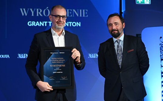 Nagrodę odbiera Marcin Diakonowicz, Partner w departamencie audytu Grant Thornton, szef biura w Wars