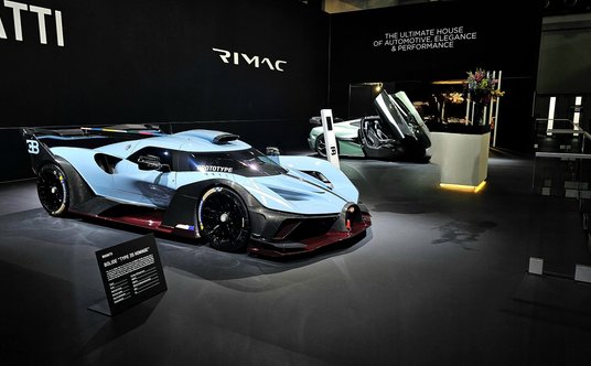 Na targach w Brukseli jest też coś dla oka - koncepcyjny Bugatti Bolide z 8-litrowym silnikiem W16 o