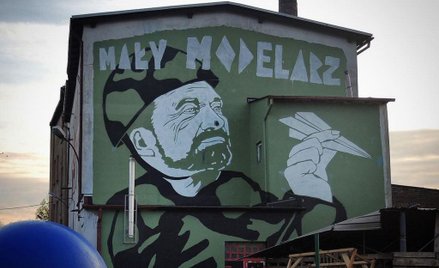Macierewicz na muralu w Gdańsku. "Mały modelarz"